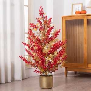 Elegante künstliche Stechpalmenpflanze mit roten Beeren und Goldblättern im Goldtopf
