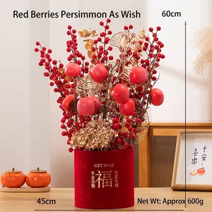 Nahaufnahme des chinesischen Neujahrsglückskübels mit roten Beeren und goldenen Ginkgoblättern