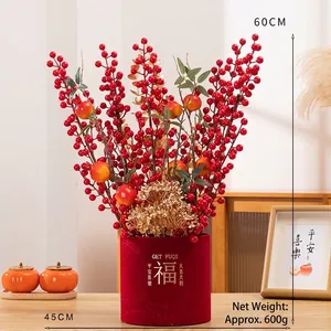 Traditioneller chinesischer Neujahrs-Blumeneimer mit roten Beeren und simulierten Persimonen