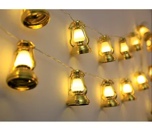 Primer plano de guirnaldas de luces LED de farol dorado vintage para decoración festiva