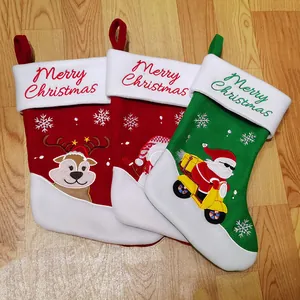 Detalle de calcetines navideños rojos y verdes con bordados de Papá Noel y renos