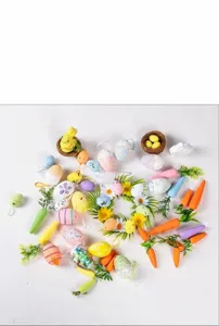 Surtido de huevos de Pascua de espuma de colores y zanahorias para decoración de fiestas