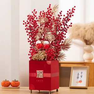 Traditionelles chinesisches Neujahrs-Blumenarrangement mit roten Beeren im Fu-Eimer