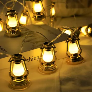 Guirnalda de luces LED de farolillos dorados vintage para decoración festiva.