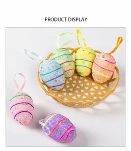 Huevos de Pascua de colores con purpurina y cintas en una cesta decorativa amarilla