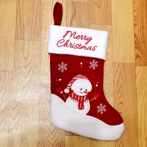 Calcetín de Navidad rojo y blanco con un diseño bordado de muñeco de nieve y copos