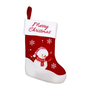 Calcetín de Navidad rojo festivo con diseño de muñeco de nieve bordado y texto alegre