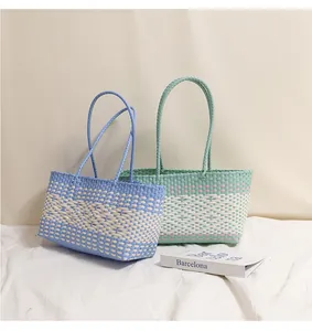 Due borse a cesto in plastica intrecciata su uno sfondo bianco minimalista