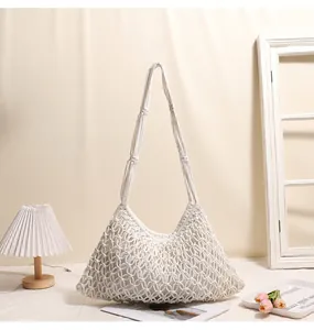 Primo piano della borsa a tracolla in cotone bianco intrecciato a mano con design a rete