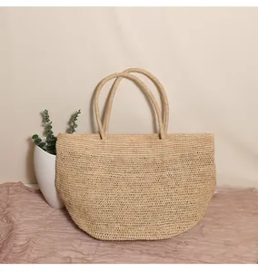 Detailansicht einer handgefertigten Raffia-Bast-Strandtasche mit einem dichten Webmuster.