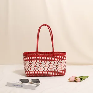 Borsa a tracolla in plastica intrecciata rossa e bianca per uno stile da spiaggia estiva