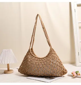 Primo piano della borsa a tracolla in cotone intrecciata a mano in un ambiente di vita