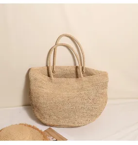 Detailansicht einer großen geflochtenen Bast-Stofftasche für den idealen Strandurlaub