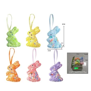Set aus 6 bunten Schaumstoff-Osterhasen mit Pailletten und Aufhängebändern.