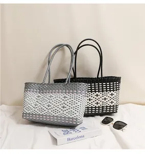 Dettaglio di due borse tote in plastica intrecciata per lo stile spiaggia o tempo libero.