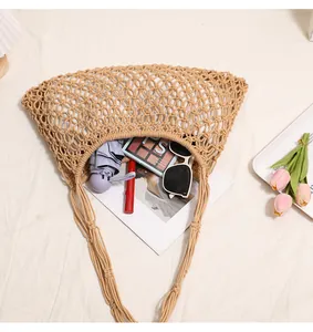 Dettaglio borsa a rete in cotone fatta a mano che mostra la capienza e gli accessori