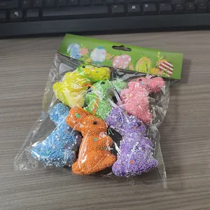 Detailansicht der bunten Schaumstoff-Osterhasen-Ornamente in der Klarsichtverpackung