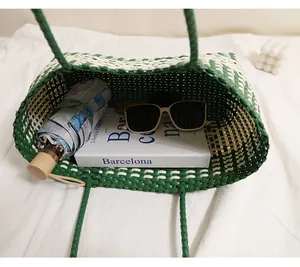 Vista interna della borsa tote in plastica intrecciata verde con grande capacità