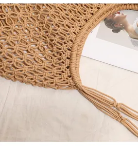 Primo piano della trama in maglia di cotone fatta a mano e dei dettagli delle nappe