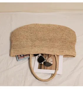 Große Strandtasche aus Bastgeflecht für den Urlaub, zeigt das geräumige Innenfach.