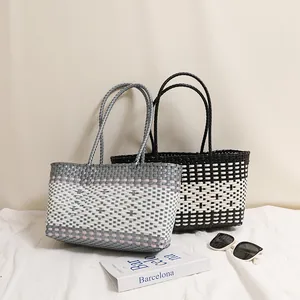 Elegante borsa a tracolla intrecciata a mano in plastica per vacanze al mare e relax