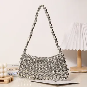 Elegante silberne Perlen-Unterarmtasche mit einzigartigem handgewebtem Design für den Sommer