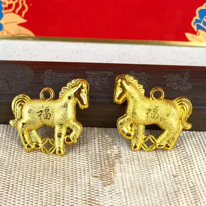 Gros plan de pendentifs cheval du zodiaque plaqués or avec gravure du caractère 福