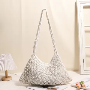 Borsa a tracolla in corda di cotone bianco fatta a mano con design a rete macramè e fodera