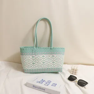 Borsa a cesto in plastica intrecciata a mano verde menta con motivo geometrico per spiaggia