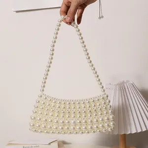 Elegante weiße Handtasche mit Perlenstickerei und handgewebtem Schulterriemen
