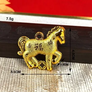Détail d'un pendentif cheval plaqué or avec dimensions 5,5x4,5x0,8 cm et un poids de 7,5 g