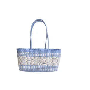 Borsa tote intrecciata in plastica a scacchi blu e bianca per vacanze estive al mare