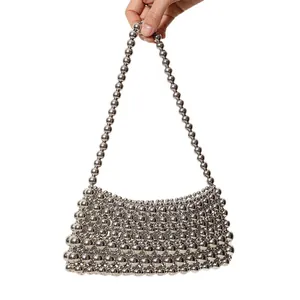 Elegante silberne metallische Perlen-Unterarmtasche mit Nischen-Webdesign für den Sommer