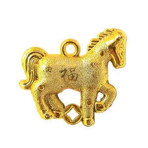 Pendentif cheval du zodiaque chinois doré pour la décoration du Nouvel An Lunaire