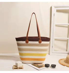 Dettaglio ravvicinato di una borsa tote in corda di cotone a righe per mare e vacanze