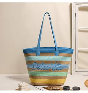 Dettaglio borsa da spiaggia in corda di cotone a righe colorate con ricamo Dolce Vita