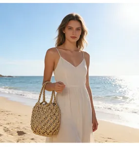 Scatto lifestyle di una borsa a secchiello in rete metallica per vacanze al mare