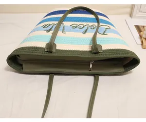 Vista dettagliata della borsa da spiaggia intrecciata con cerniera e ricamo chic