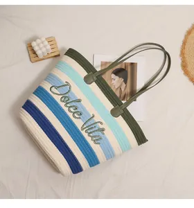 Dettaglio borsa a righe in cotone intrecciato con ricamo Dolce Vita per la spiaggia