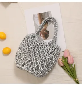 Borsa a secchiello intrecciata in filo d'argento con motivo a rete traforata per spiaggia