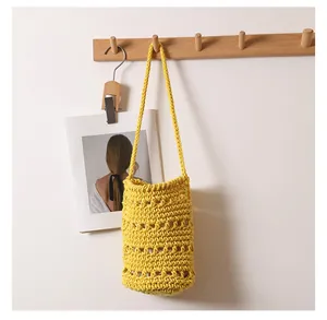 Detalle del bolso de hombro de algodón tejido amarillo para vacaciones de playa