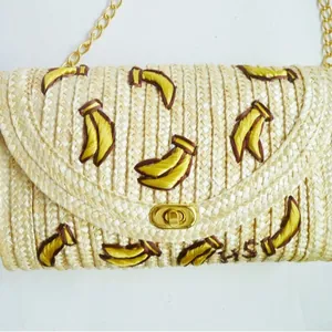 Handgeborduurde strooien crossbodytas met bananenpatroon en elegante gouden kettingdetail