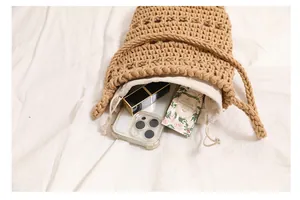 Primer plano de bolso de hombro de algodón tejido a mano con bolsa interior y capacidad