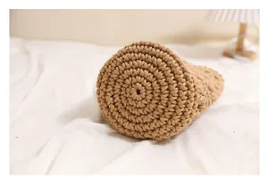 Primer plano detallado de la base redonda tejida de este bolso cubo de algodón