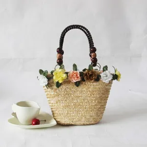 Handgemaakte Stroweven Handtas met Veelkleurige Bloemen en Houten Kralen Handvat Vrouwen Zomer Strand Vakantie Bloemen Tas