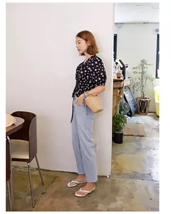 Casual lifestyle foto van een vrouw met een handgemaakte strooien crossbody emmertas