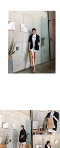 Modelo con bolso de algodón tejido a mano en un entorno de interiores minimalistas