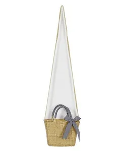 Handgemaakte strooien handtas met een blauw-witte gingham strik voor strandvakantiestijl