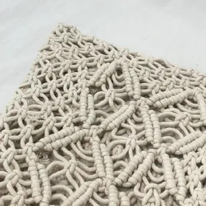 Detalle macro de bolso tejido en hilo de algodón macramé hecho a mano con diseño calado