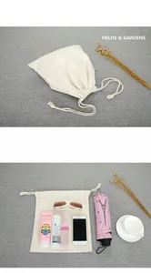 Sacchetto in cotone bianco con coulisse mostra capacità con occhiali, telefono e ombrello